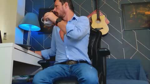 Snapshot of aaronbomer chatting on 09/25/25, 05:44 Aaron online show from 09/25/25, 05:44