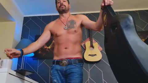 Snapshot of aaronbomer chatting on 10/01/25, 02:39 Aaron online show from 10/01/25, 02:39