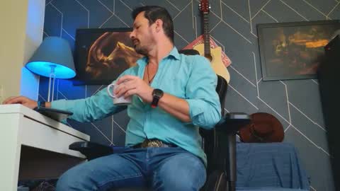 Snapshot of aaronbomer chatting on 10/03/25, 08:33 Aaron online show from 10/03/25, 08:33