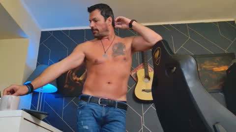 Snapshot of aaronbomer chatting on 10/07/25, 04:20 Aaron online show from 10/07/25, 04:20