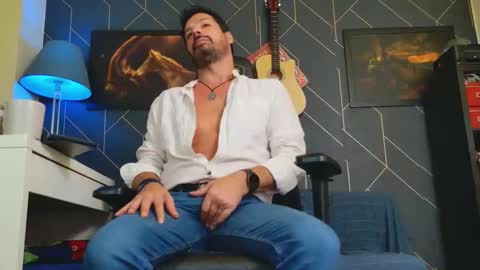 Snapshot of aaronbomer chatting on 10/09/25, 05:22 Aaron online show from 10/09/25, 05:22