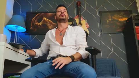 Snapshot of aaronbomer chatting on 10/12/25, 03:05 Aaron online show from 10/12/25, 03:05