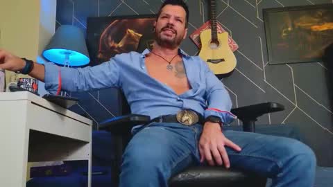 Snapshot of aaronbomer chatting on 10/21/25, 02:01 Aaron online show from 10/21/25, 02:01