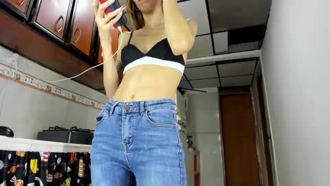 Snapshot of abbyhowlland chatting on 12/22/24, 12:39 sara online show from 12/22/24, 12:39