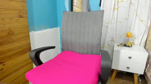 Snapshot of abbyhowlland chatting on 10/31/25, 04:57 sara online show from 10/31/25, 04:57