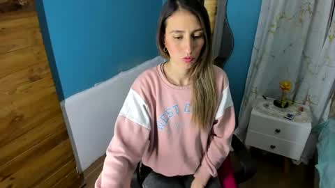 Snapshot of abbyhowlland chatting on 11/13/25, 04:55 sara online show from 11/13/25, 04:55