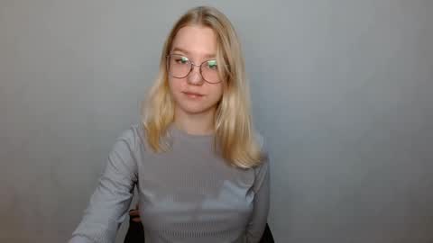 Snapshot of abbymoore__ chatting on 12/03/24, 11:33 Abby Lovense is active online show from 12/03/24, 11:33