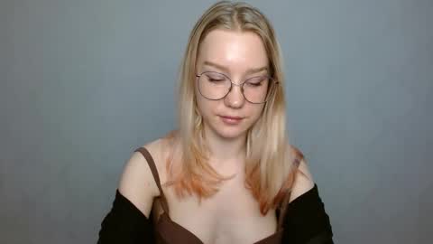 Snapshot of abbymoore__ chatting on 01/25/25, 11:44 Abby Lovense is active online show from 01/25/25, 11:44