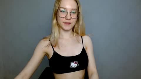 Snapshot of abbymoore__ chatting on 03/01/25, 11:17 Abby Lovense is active online show from 03/01/25, 11:17