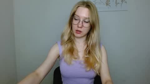 Snapshot of abbymoore__ chatting on 09/18/25, 09:33 Abby Lovense is active online show from 09/18/25, 09:33