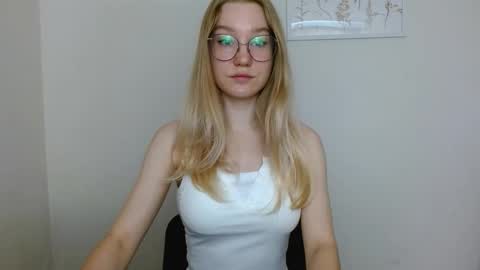 Snapshot of abbymoore__ chatting on 09/20/25, 08:37 Abby Lovense is active online show from 09/20/25, 08:37