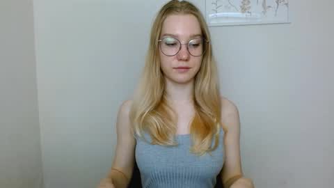 Snapshot of abbymoore__ chatting on 09/23/25, 08:17 Abby Lovense is active online show from 09/23/25, 08:17