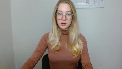Snapshot of abbymoore__ chatting on 10/04/25, 09:29 Abby Lovense is active online show from 10/04/25, 09:29