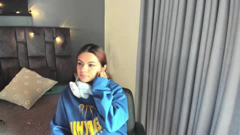 Snapshot of abbywathson chatting on 09/18/25, 08:22 A B B Y online show from 09/18/25, 08:22