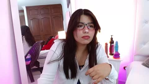 Snapshot of abelladanger_92 chatting on 01/25/25, 04:02 BELLA online show from 01/25/25, 04:02