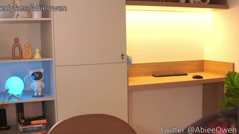 abie_owen online show from 11/12/25, 11:03