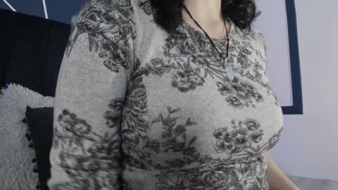 Snapshot of adeelinee chatting on 12/17/24, 07:37 Ade online show from 12/17/24, 07:37