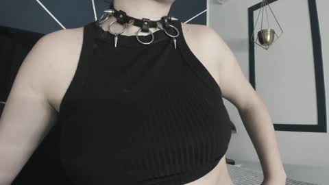Snapshot of adeelinee chatting on 02/06/25, 07:51 Ade online show from 02/06/25, 07:51