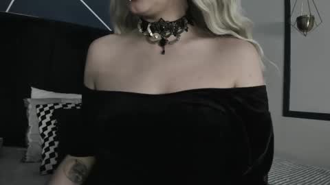 Snapshot of adeelinee chatting on 02/10/25, 07:49 Ade online show from 02/10/25, 07:49