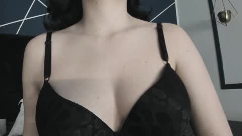Snapshot of adeelinee chatting on 02/11/25, 07:48 Ade online show from 02/11/25, 07:48