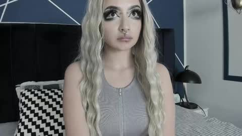 Snapshot of adeelinee chatting on 02/19/25, 10:53 Ade online show from 02/19/25, 10:53