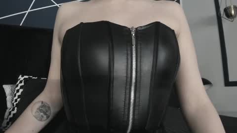 Snapshot of adeelinee chatting on 03/10/25, 08:01 Ade online show from 03/10/25, 08:01