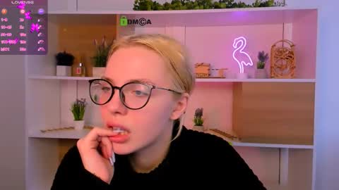 Snapshot of adeli_di chatting on 11/14/25, 09:08 all three for u online show from 11/14/25, 09:08