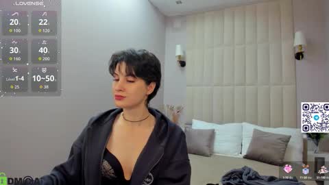 Adeline Perle online show from 09/29/25, 12:27