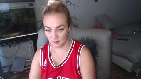 Snapshot of adrianapdes chatting on 02/04/25, 01:06 Adriana Paredes online show from 02/04/25, 01:06