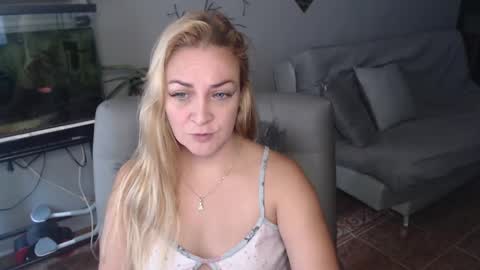 Snapshot of adrianapdes chatting on 02/17/25, 12:59 Adriana Paredes online show from 02/17/25, 12:59