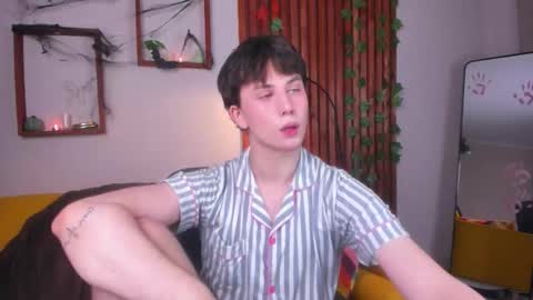 Snapshot of adrianoaubert chatting on 10/31/25, 03:29 adrianoaubert online show from 10/31/25, 03:29