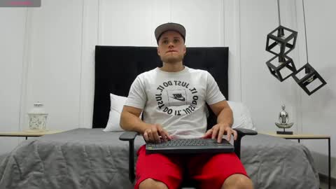 Snapshot of adrien_roche888 chatting on 03/04/25, 12:29 Adrein Roche online show from 03/04/25, 12:29