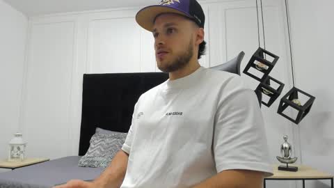 Adrein Roche online show from 11/17/25, 08:36