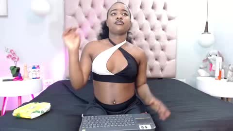 Snapshot of afrika_evanss chatting on 11/14/25, 02:27 Call me Afrika online show from 11/14/25, 02:27