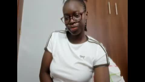 Snapshot of afro_pop chatting on 12/06/24, 09:43 Leah online show from 12/06/24, 09:43