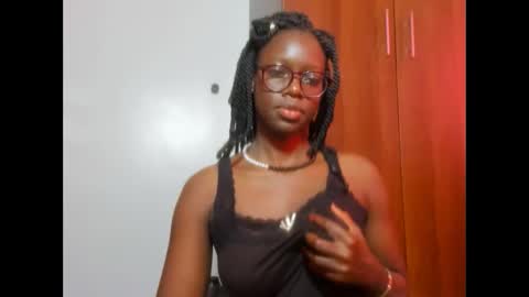 Snapshot of afro_pop chatting on 01/15/25, 11:10 Leah online show from 01/15/25, 11:10