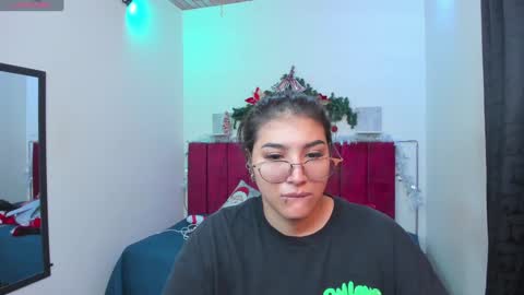 Snapshot of afroditaandsoffi chatting on 12/24/24, 12:22 Afrodita Chery y Hermione online show from 12/24/24, 12:22