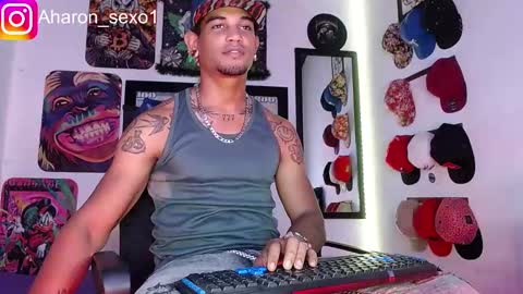 Snapshot of aharon_sexo1 chatting on 01/15/25, 03:00 Aharon Zamora online show from 01/15/25, 03:00