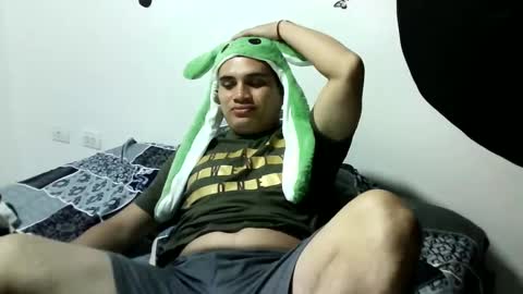 Snapshot of ahntony__69 chatting on 01/19/25, 04:33 ahntony  69 online show from 01/19/25, 04:33