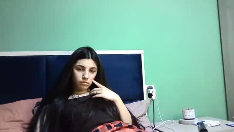 Snapshot of ahotkitty18 chatting on 01/04/25, 04:43 Selena online show from 01/04/25, 04:43