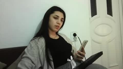Snapshot of ahotkitty18 chatting on 01/23/25, 01:02 Selena online show from 01/23/25, 01:02