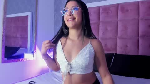 Snapshot of ailenaranda chatting on 10/21/25, 03:57 Ailen online show from 10/21/25, 03:57