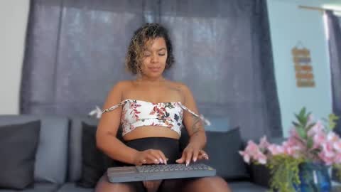 Snapshot of akendacurls2 chatting on 02/26/25, 12:36 Akenda online show from 02/26/25, 12:36