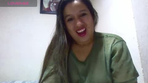 Snapshot of alahia_fox chatting on 02/13/25, 01:19 alahia online show from 02/13/25, 01:19