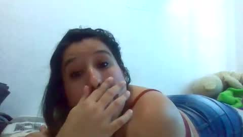 Snapshot of alahia_fox chatting on 11/07/25, 04:07 alahia online show from 11/07/25, 04:07