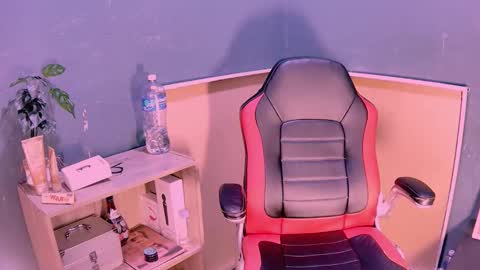 Snapshot of alanadelray chatting on 02/25/25, 09:31 alanadelray online show from 02/25/25, 09:31