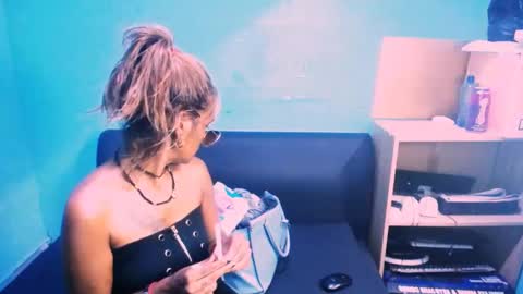 Snapshot of alanadelray chatting on 03/12/25, 02:45 alanadelray online show from 03/12/25, 02:45