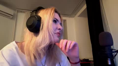 Snapshot of aldabadgero chatting on 11/23/25, 05:02 Sofia online show from 11/23/25, 05:02