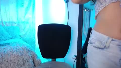 Snapshot of aleeehsanz chatting on 12/17/24, 10:43   online show from 12/17/24, 10:43