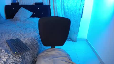 Snapshot of aleeehsanz chatting on 02/27/25, 07:12   online show from 02/27/25, 07:12